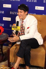 组图：何润东明星慈善夜专访 调侃“晒屁股”