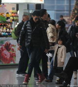 组图：陆毅低头牵女儿父爱浓 与鲍蕾热聊秀恩爱