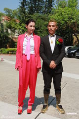 组图：张柏芝喜气红衣携两子参加弟弟婚礼