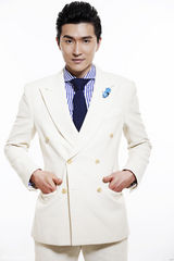 组图：陆昱霖写真沉稳内敛 硬朗造型展绅士品格