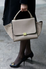 高清图：孙梅竞街拍LOOK 黑色大衣搭配白色衬衣