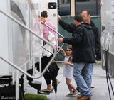 高清组图：4岁小苏瑞片场探望妈妈 衣着单薄