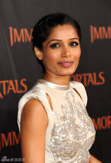 组图：《惊天战神》首映女星比美 米基洛克笑搂超模