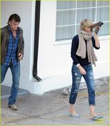 组图：塞隆与西恩潘外出 用手包挡脸幸福害羞