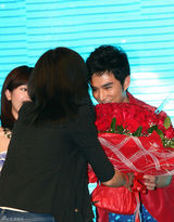 高清图：张晓晨红装上阵旺桃花 与搭档暧昧咬耳朵