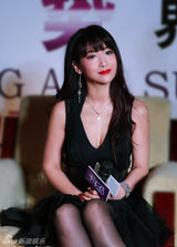 组图：陈紫函受邀出席活动 雨中巨幅海报抢眼