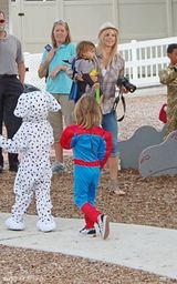 组图：伍兹前妻艾琳走出离婚阴影带子女过周末