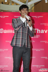 组图：汪东城着夸张铆钉裤亮相 与粉丝亲密合影