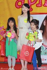 组图：童音豆豆中秋赴港 分享英国伦敦之行