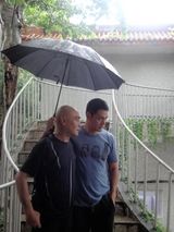 组图：邵兵与父亲私照曝光 父亲节健身散步品小吃