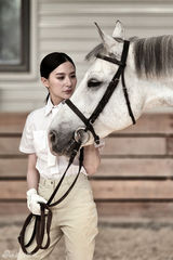 组图：熊乃瑾优雅恬静登封面 与马儿亲密互动