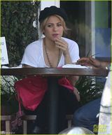 组图：夏奇拉清新造型逛街 美国之声第六季回归