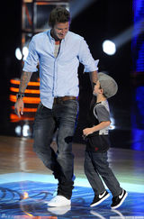 高清图：青少年选择奖 贝克汉姆携爱子表演运球 