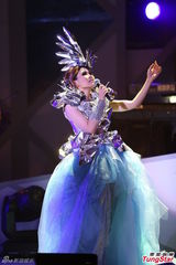 组图：周蕙首开个唱订制性感战衣玩变装秀