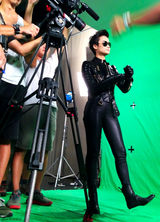 组图：李宇春化身特工拍“WhyMe”大片