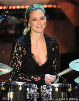 组图：拉法莉百变亮相音乐节 打鼓酥胸呼之欲出