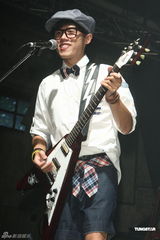 组图：八三夭开唱阿信站台 欲学谢和弦微博放料