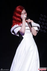 组图：Selina延迟造人 Ella挤胸性感舞老公最爱