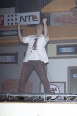 组图：庾澄庆为游戏代言 展示龟派气功化身赛亚人