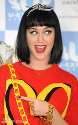 组图：水果姐内八站姿可爱 与少女时代同台搞怪