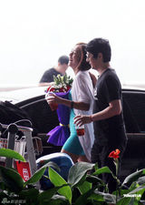 组图：郑钧呵护爱妻刘芸 接机献花玩浪漫