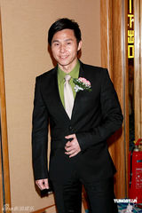 幻灯图：邵美琪披婚纱露幸福笑容 与新郎陈豪显默契