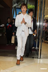 组图：陈柏霖白色西装亮相 自称比大仁哥有趣