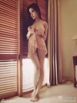 组图：越南网络红人小逸晒私照 童颜巨乳晒半球