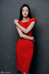 组图：蒋欣开年红裙大片秀香肩美艳动人