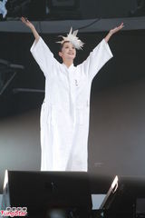 组图：杨丞琳红馆倒吊开唱 着泳装浸透明水缸