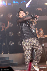 组图：周杰伦演唱会造型百变 与张惠妹合唱全场沸腾