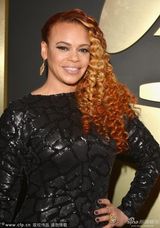 组图：女歌手费丝伊凡泡面卷发黑裙微笑