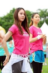 组图：f(x)Krystal参加公益活动秀身姿