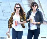 组图：曝暮光女转性爱女人 紧黏中性帅气新欢