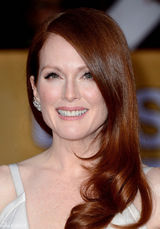 组图：朱莉安-摩尔V字裙性感现身演员工会奖