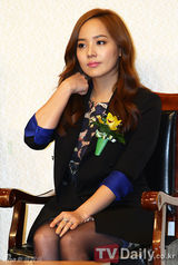 组图：柳真宋钟基出席公益活动 全程大派亲切微笑