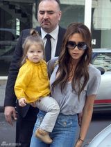 组图：贝嫂携子女团外出 小七亮黄衫卖萌抢镜