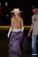 组图：Lady Gaga亮相香港 长裙裸背高跟抢镜