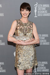 组图：安妮-海瑟薇着金色短裙颁奖  捧奖杯卖萌