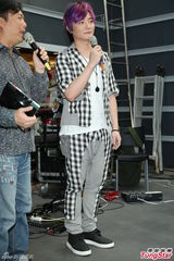 组图：阿沁升格当作家 F.I.R年底出新专辑