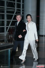 组图：汪圆圆婚礼甜蜜长吻 吴君如李嘉欣等到场