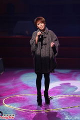 组图：《欢乐满东华2012》落幕 那英西装助阵