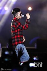 组图：朴宰范等参加HIPHOP音乐节引爆火热现场