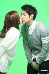 组图：潘玮柏拍MV展现吻功 自曝好久没接吻