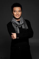 组图：许亚军最新写真亮相 温暖笑容展成熟魅力