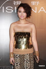 组图：周慧敏走秀疲态尽显 “虞姬”杜鹃亮相