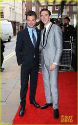 组图：大表哥辞演唐顿拍新片 暴瘦亮相变俊俏