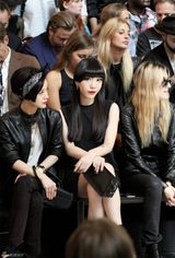 组图：吴莫愁红唇短裙亮相 受邀压轴纽约秀场