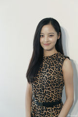 组图：辛芷蕾豹纹裙装出席派对获赞气质高雅