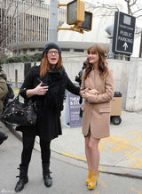 高清组图：莉顿-梅斯特街拍驼色大衣搭配纱裙